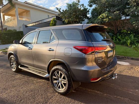 TOYOTA HILUX SW4 2.8 SRX 4X4 7 LUGARES 16V TURBO INTERCOOLER DIESEL 4P AUTOMÁTICO